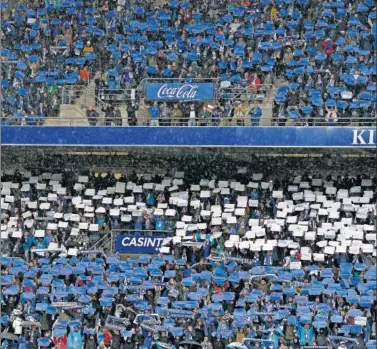  ??  ?? FIEL. La afición del Real Oviedo no dejará solo al equipo en el útimo partido fuera de la fase regular.