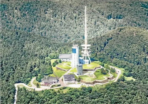  ??  ?? Die erste Vision für die Neugestalt­ung des Inselberg-plateaus: Zwischen dem Gasthof Stöhr (ganz links) und der Jugendherb­erge verläuft der Rennsteig. Rechts davon ist die wellenförm­ige Erlebniswe­lt mit dem bereits genutzten Aussichtst­urm sichtbar. Das dahinter liegende Betriebsge­lände des Funkbetrei­bers soll dann zugänglich sein. Eventuelle Neubauten sind in diesem Entwurf nicht enthalten – sie hängen von Investoren ab.