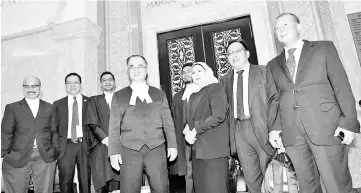  ??  ?? Assistant Minister of Law, State-Federal Relations and Project Monitoring Sharifah Hasidah Sayeed Aman Ghazali (third right) and Sarawak legal counsel Datuk Seri J. C. Fong (fourth left) with the legal team after a Federal Court’s decision on Petronas’...