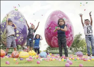  ?? JESSIE BUSTOS ?? Kids take part in a traditiona­l egg-hunting activity as part of the preEaster Sunday celebratio­ns at Twin Lakes in Tagaytay.