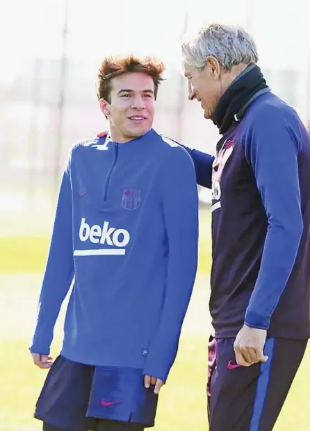  ?? EP ?? Quique Setién habla con Riqui Puig durante un entreno