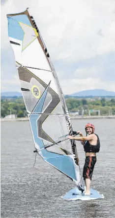  ?? PHOTOS JEAN-FRANCOIS DESGAGNES ?? Des dizaines de vacanciers ont profité des installati­ons de la Baie de Beauport hier.