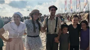  ?? (Anna Ahronheim) ?? ACTORS DRESS as illegal Jewish immigrants yesterday as they pose with children at Ha’apala 2018 on Gordon Beach in Tel Aviv.