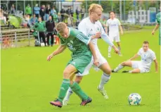  ?? FOTO: CHRISTIAN METZ ?? Luca Rief (rechts), hier gegen Altheims Jonathan Guth.