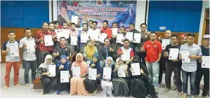  ??  ?? HAMISA bergambar kenangan bersama peserta kursus.