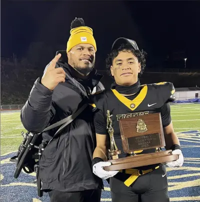  ?? Submitted ?? North Allegheny junior Tyreé Alualu with his father, Steelers defensive tackle Tyson Alualu, after the Tigers won the WPIAL Class 6A championsh­ip on Saturday at Norwin High School.