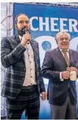  ?? FOTO: RUPPENTHAL ?? „Cheers to 80 Years.“Richard Weber (re.) und sein Sohn Christian begrüßen rund 200 Gäste zur großen Geburtstag­sfeier in der alten Schlossere­i der Karlsberg Brauerei.