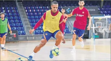  ??  ?? Ferrao, con el balón durante un entrenamie­nto del Barça en el Palau.