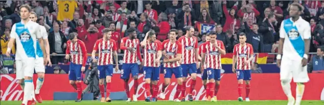  ??  ?? OFICIO. Regresa el Atleti al centro del campo tras haber logrado su gol: fue de penalti, lo cometió Mosquera sobre Saúl y lo marcó Gameiro. Lucas se felicitaba cerrando el puño.