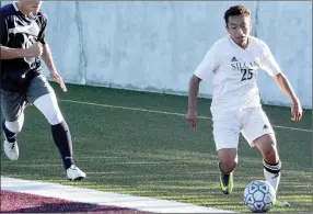  ?? Graham Thomas/Herald-Leader ?? Irvin Rios dribbles up the home sideline during Monday’s 6A-West Conference Tournament game against Greenwood.