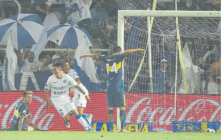  ?? FOTOREPORT­ER ?? Ventaja rápida. Rodríguez y Garro -su autor- festejan el segundo de los mendocinos. La pelota pareció haberse ido antes de que García mandara el centro.