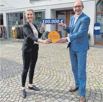  ?? FOTO: VBAO ?? Freuen sich über viele Bewerbunge­n: Josef Hodrus (rechts) und Franziska Peter von der VBAO.