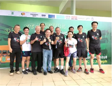  ??  ?? Dr Sim (front, fourth left) and Poh (front, fifth left) join some of the winners and committee members for a photo call.