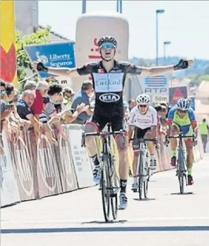  ?? FOTO: FUNDACIÓN EUSKADI ?? Cyril Barthe celebra la victoria conseguida el sábado al sprint en la tercera etapa de la Volta a Portugal do Futuro