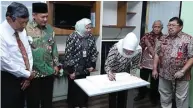  ?? HUMAS PEMPROV JATIM FOR JAWA POS ?? TEGASKAN KOMITMEN: Penandatan­ganan kerja sama untuk percepatan penanganan penyakit katarak di Jawa Timur. Pemprov Jatim mengganden­g Komatda, Perdami, dan bank swasta dalam gerakan penanganan katarak.