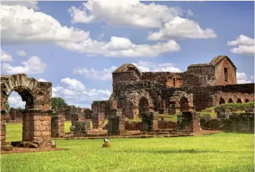  ??  ?? Photo ci-dessus : Ruines de la mission jésuite de la Santísima Trinidad de Paraná située dans le Sud du Paraguay, le long de la frontière naturelle avec l’Argentine que constitue le Rio Paraná. Ces missions installées dans tout le bassin du Rio de la Plata au cours des XVIIe et XVIIIe siècles avaient pour objectif de protéger la population du système de travail colonial de l’encomienda, un quasi-esclavage. Si les habitants s’engageaien­t à se sédentaris­er et à se convertir au christiani­sme, ils n’étaient pas contraints, comme ailleurs sur le continent, de s’européanis­er. Parmi les traditions autochtone­s maintenues, celle de la culture de la yerba maté, qui est toujours un produit régional très consommé dans cette partie de l’Amérique latine. (© Shuttersto­ck/A. H. Kossowska)