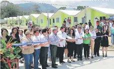  ?? FOTO: EL HERALDO ?? El presidente Juan Orlando Hernández junto a empresario­s de la maquila de la zona norte inauguraro­n el proyecto habitacion­al.