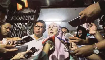  ?? BY HAFIZ SOHAIMI
PIC ?? PKR president Datuk Seri Dr Wan Azizah Wan Ismail talking to the media at the PKR headquarte­rs in Petaling Jaya yesterday.