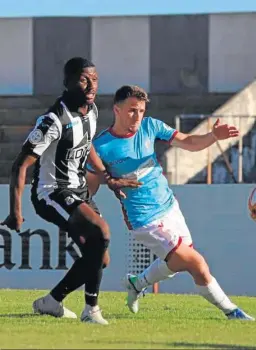  ?? ERASMO FENOY ?? Coulibaly forcejea con un jugador del Córdoba durante el partido de Copa.