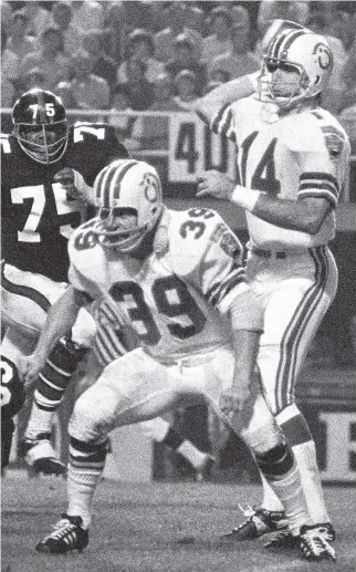  ?? TED GRANT JR ?? Bill Massey gets into pass protection for quarterbac­k Sonny Wade in a 1971 contest featuring the Montreal Alouettes against the then Ottawa Rough Riders.