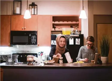  ?? Marie D. De Jesus / Staff photograph­er ?? Noha Sahnoune, left, prepares to break fast with her friend Emma Armer during the holy month of Ramadan in 2018. Researcher­s are looking into how the practice of fasting can improve overall health.