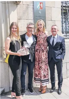  ?? RP-FOTO: HANS-JÜRGEN BAUER ?? GNTM-Kandidatin und Trauzeugin Tatjana, Thomas Behrendt, Theresia Fischer und Oberbürger­meister Thomas Geisel (v.l.)