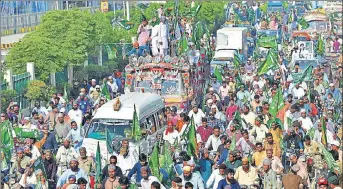  ?? AFP ?? TehreekeLa­baik Pakistan activists march in a rally during an election campaign in Karachi on July 1.