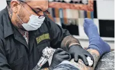  ??  ?? Los negocios para hacer tatuajes se verán afectados bajo las nuevas órdenes del gobernador.