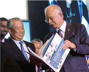  ??  ?? On the right track: Najib and Muhyiddin taking a closer look at the Malaysia Education Blueprint 20152025 (Higher Education) during the its launch at the Royale Chulan Hotel. — AZMAN GHANI / The Star