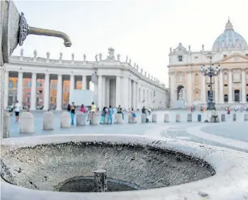  ?? ANSA ?? Seca. Una fuente en la Plaza San Pedro, del Vaticano, cerrada por orden del Papa.