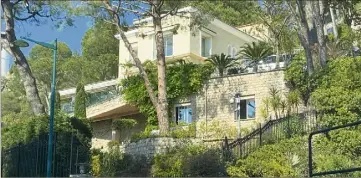  ?? (Photo S. Botella) ?? La piscine de cette villa des Alpes-Maritimes, située dans une zone classée, aurait été creusée à la dynamite.