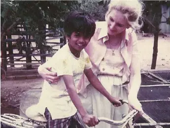  ??  ?? Sash Simpson with his mother, Sandra, at an orphanage in Podanur, India, in 1977