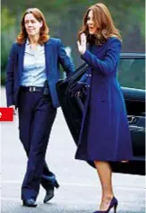  ??  ?? Londra. La guardia del corpo Emma Probert, 46, (a sinistra) accompagna Kate Middleton, 36, a una visita ufficiale nella capitale.