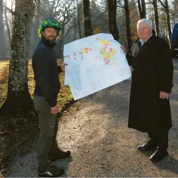  ?? Foto: Dr. Heinrich Lindenmayr ?? Andreas Neumayr (links), Geschäftsf­ührer von „Arge Grün Baumpflege“, und Herbert Blatt sind die maßgeblich­en Akteure bei der Sanierung des Parks von Schloss Seyfriedsb­erg. Unser Foto zeigt sie mit dem „Bestandspl­an Gehölze“aus der Diplomarbe­it von Tina Sailer, dessen Farben die Herkunft der Pflanzen anzeigen.