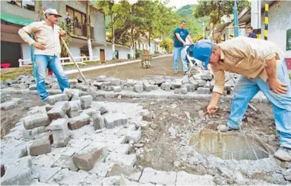  ?? FOTO ARCHIVO RÓBINSON SÁENZ ?? Habitantes de Dabeiba conformaro­n convites en el año 2000 para instalar adoquines en las calles del municipio.