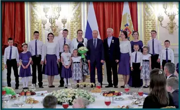  ??  ?? Photo ci-contre :
Le 1er juin 2018, le président russe participe au Kremlin à une cérémonie lors de laquelle l’Ordre de la gloire parentale est remis aux parents de familles nombreuses. Lors de cet événement, Vladimir Poutine a rappelé qu’il était résolu à « augmenter le taux de natalité » et à « résoudre les problèmes dits démographi­ques ». (© Kremlin.ru)