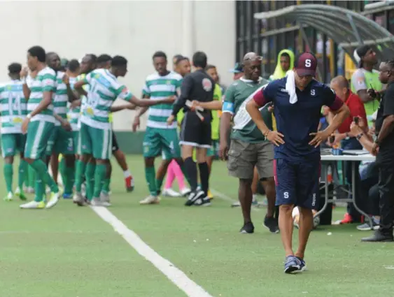  ?? MELISSA FERNÁNDEZ ?? Jugadores de Limón celebran uno de los dos goles anotados al Saprissa, ante el lamento del técnico Wálter Centeno.