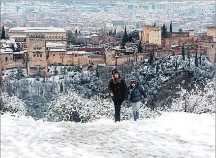  ?? MIGUEL ÁNGEL MOLINA / EFE ?? La nieve cayó ayer en zonas donde no es habitual, como en Granada, donde blanqueó laAlhambra