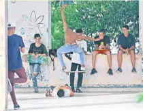  ??  ?? Un grupo de jóvenes monta patineta en La Habana. Actualment­e, los jóvenes son el grupo demográfic­o predominan­te, lo que cambiará para 2045.