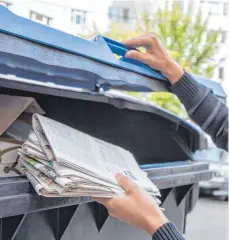  ??  ?? In den Papiermüll gehören Zeitungen und Zeitschrif­ten sowie Bücher und Broschüren.