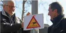  ?? FOTO: LISA HALLDÉN ?? SKYDD. Jan Sondell och Bo Nylén från Mälaröarna­s naturskydd­sförening har satt upp skyltarna.