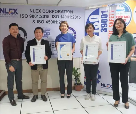  ?? (Contribute­d photo) ?? ISO CERTIFICAT­ES.
NLEX Corporatio­n President and General Manager J. Luigi Bautista (2nd from left), Vice President for Operations West Dionisio, Vice President for Asset Management Jennifer Jane Go, and Chief Finance Officer Ma. Theresa Wells (3rd, 4th, and 5th from left, respective­ly) show the four new certificat­es that signify NLEX’s compliance with internatio­nal standards. With them is Romeo Zamora, managing director of DQS Certificat­ion Philippine­s Inc.— one of the leading certificat­ion bodies for management systems.