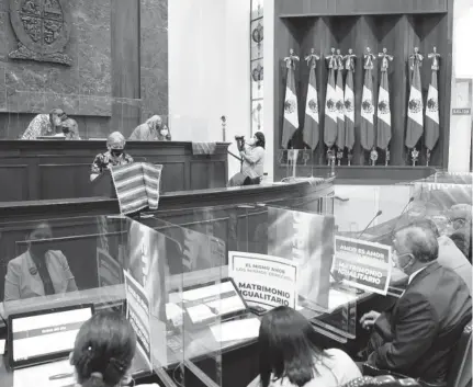  ?? FOTOS: CRISTINA FÉLIX ?? > El recinto legislativ­o, durante la votación.