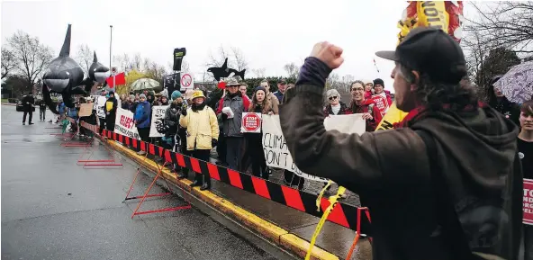  ?? — THE CANADIAN PRESS ?? Protesters chant as they wait for Prime Minister Justin Trudeau’s arrival in Victoria on Thursday.