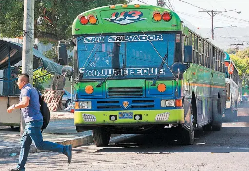  ??  ?? Recorrido. Autobuses de la ruta 113 regresaron a su antiguo recorrido, luego de que sus ingresos se redujeron al llegar a la plaza Amanecer.