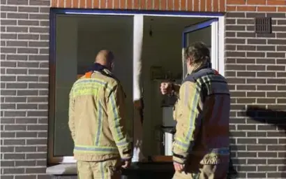  ?? FOTO TOM PALMAERS ?? Drie mensen werden opgenomen in het ziekenhuis met ademhaling­smoeilijkh­eden nadat een onbekende een brandende vod door een openstaand raam had gegooid.