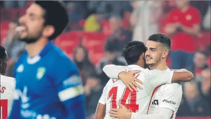  ?? FOTO: EFE ?? André Silva se abraza a Muriel tras anotar el 1-0 ante el Villanoven­se, un Segunda B que plantó cara en el Sánchez Pizjuán