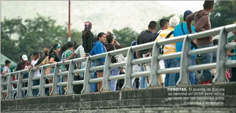  ??  ?? TIENDITAS. El puente de Cúcuta se terminó en 2016 pero nunca se abrió por las tensiones entre Colombia y Venezuela.