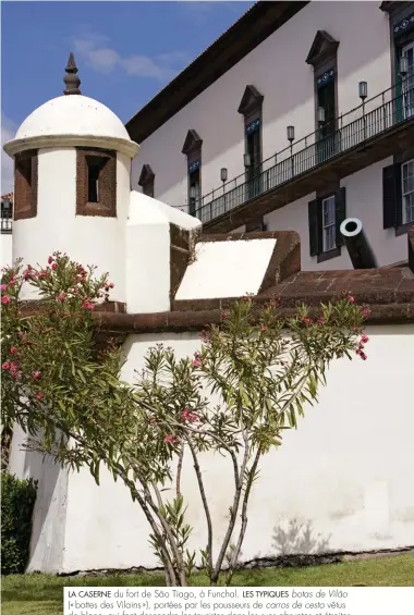  ??  ?? LA CASERNE du fort de São Tiago, à Funchal. LES TYPIQUES botas de Vilão (« bottes des Vilains »), portées par les pousseurs de carros de cesto vêtus de blanc, qui font descendre les touristes dans les rues abruptes et étroites de Funchal dans ces...