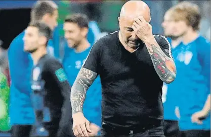  ?? FOTO: EFE ?? Jorge Sampaoli, desolado tras la debacle ante Croacia El técnico de la albicelest­e admitió que no acertó con su planteamie­nto